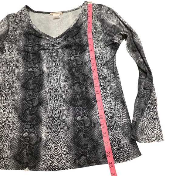 Olivia Rae V-neck Black and Gray Snake Print Long Sleeve Top Slim Size XL - Picture 8 of 9